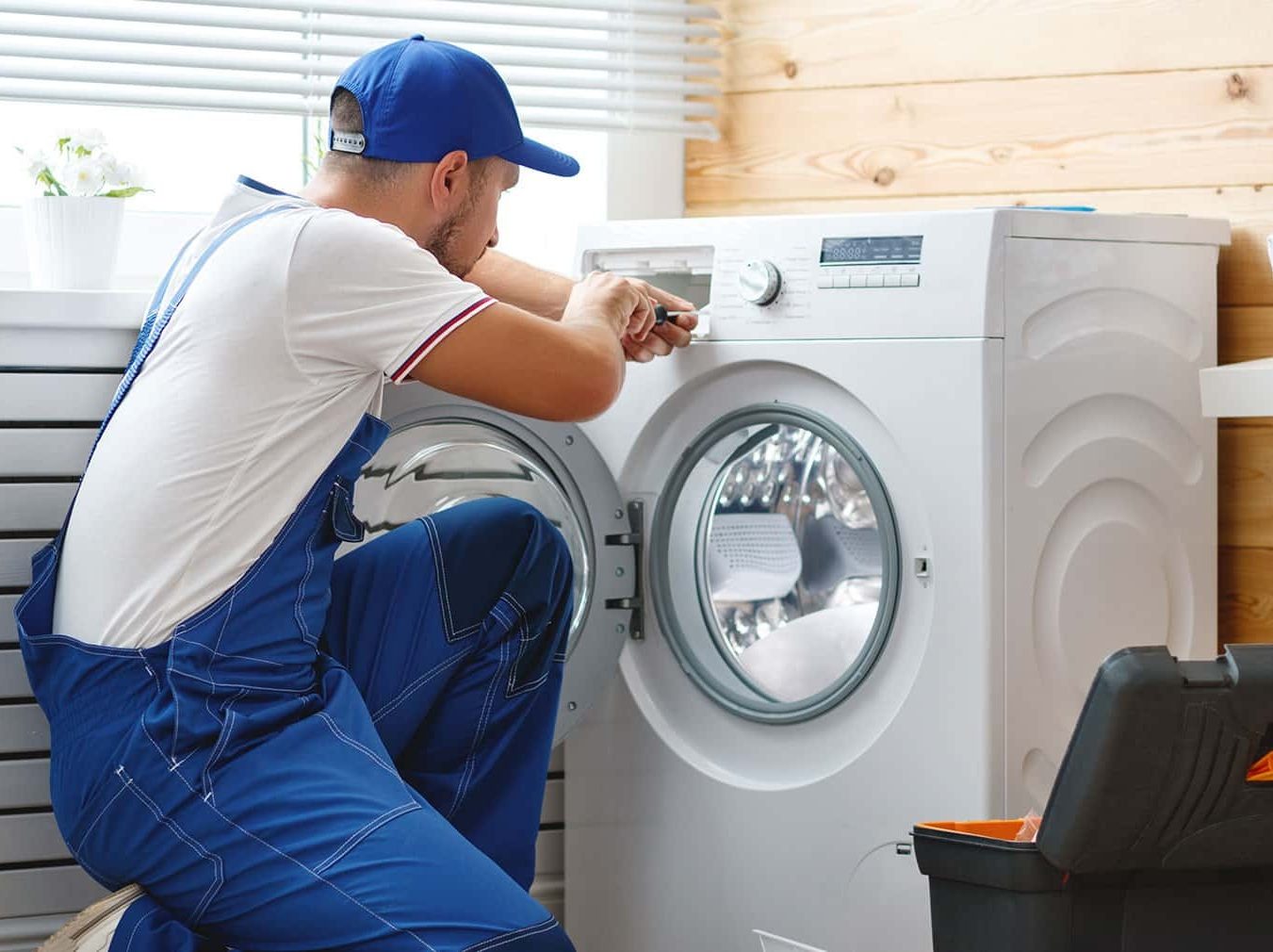 Técnico reparando electrodoméstico Bosch en Marchena