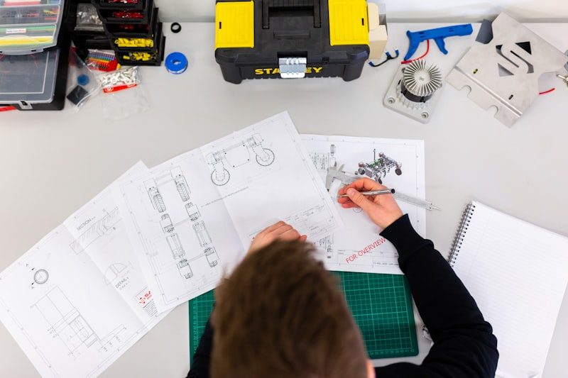 Técnico del servicio técnico Bosch reparando electrodoméstico en Sevilla